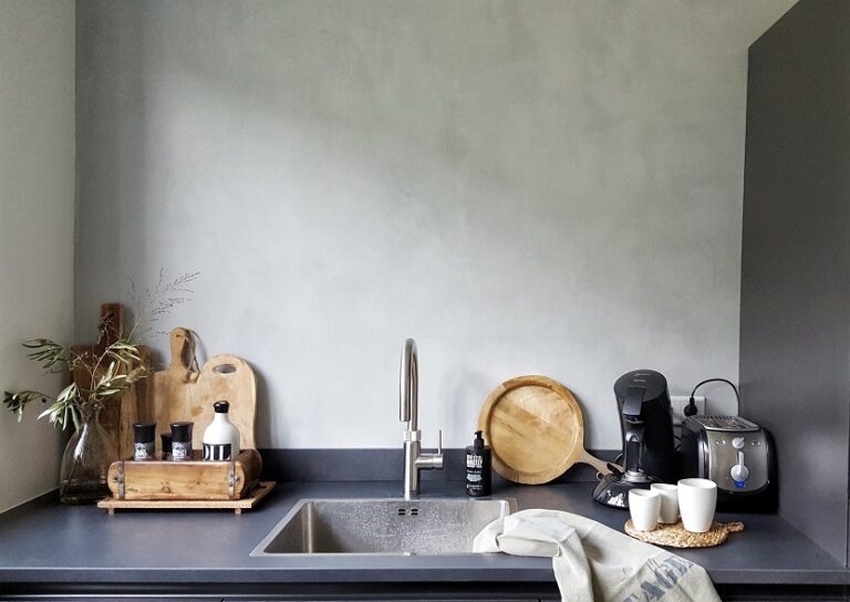 Betonlook muur in de keuken met snijplanken