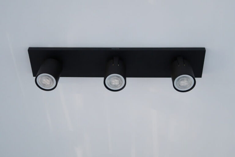 Eindelijk een keukenlamp! Het is de Philips Hue runner-3 black geworden.