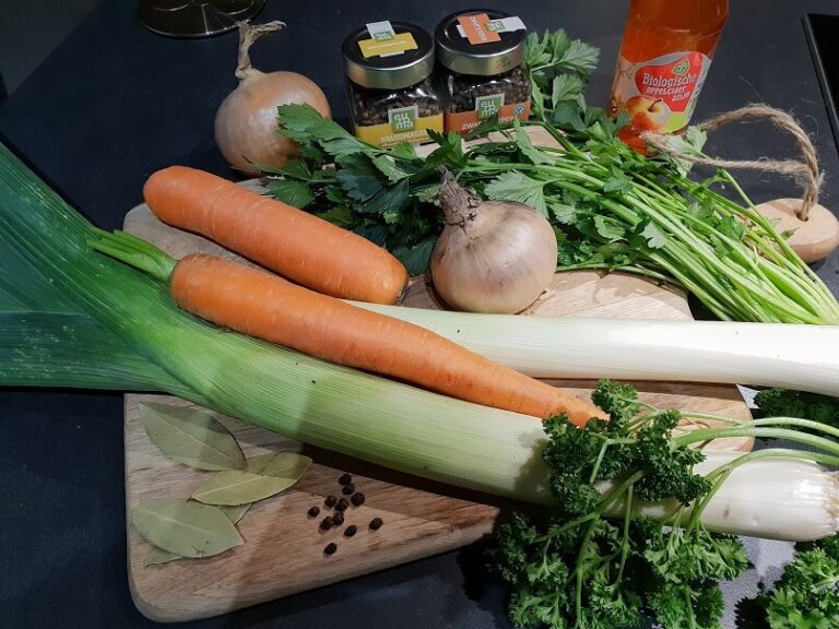 Groentesoep, met verse runderbouillon als basis, uit de slowcooker