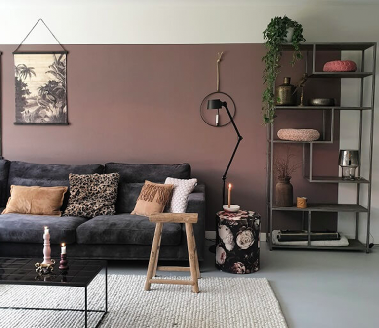 Een nieuwe kleur op de muur in de woonkamer