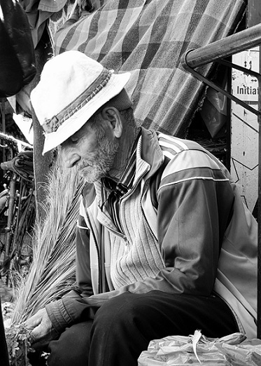 zwart wit foto oude man