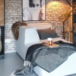 Relaxen in de woonkamer op een heerlijke bank relaxen in de woonkamer