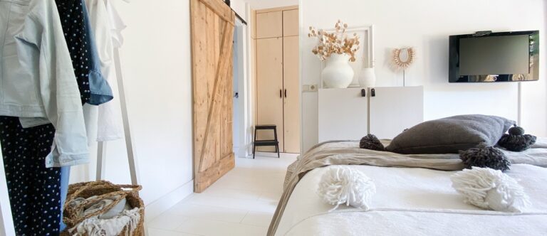 Binnenkijken in een wit interieur, gecombineerd met naturellen
