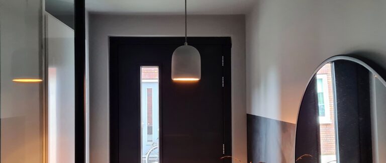 De muur en het plafond in dezelfde kleur verven