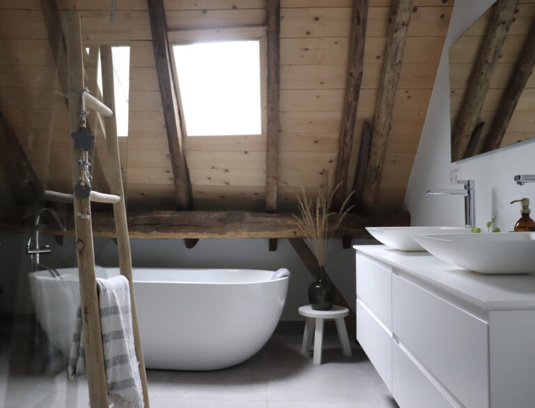 Badkamer bij huizedop binnenkijker
