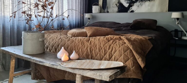 Het beddengoed in onze slaapkamer in de nieuwste trendkleur