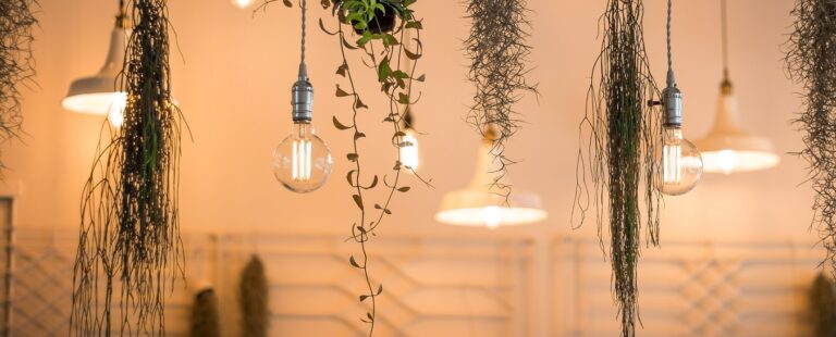 Een industriële hanglamp in een niet- industrieel interieur