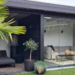 Onze veranda is een tuinkamer geworden tuinkamer huizedop glazen schuifwand verasol