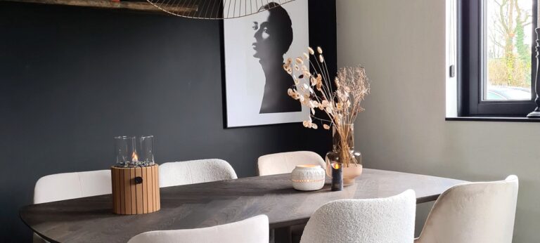 Een sfeervolle eetkamer met Japandi en Wabi Sabi invloeden