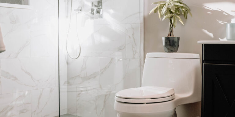 Staand vs. hangend toilet: wat past beter bij jouw badkamer?