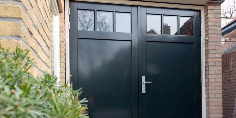 Ontdek de charme van de houten openslaande garagedeur