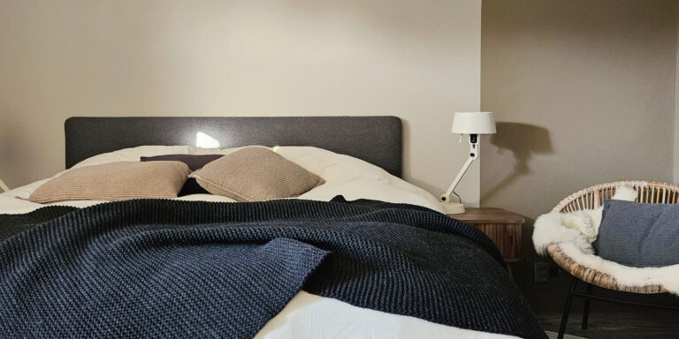 Een sfeervolle slaapkamer met deze muurkleuren  