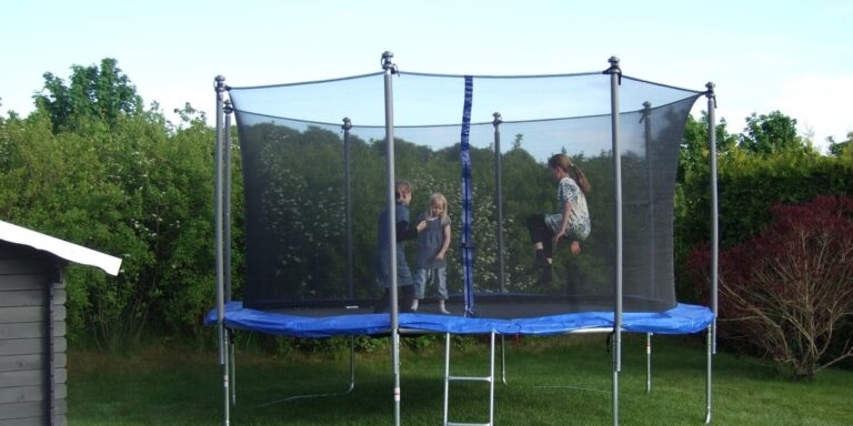 De Rechthoekige Trampoline: Waarom dit de Perfecte Keuze is voor je Achtertuin