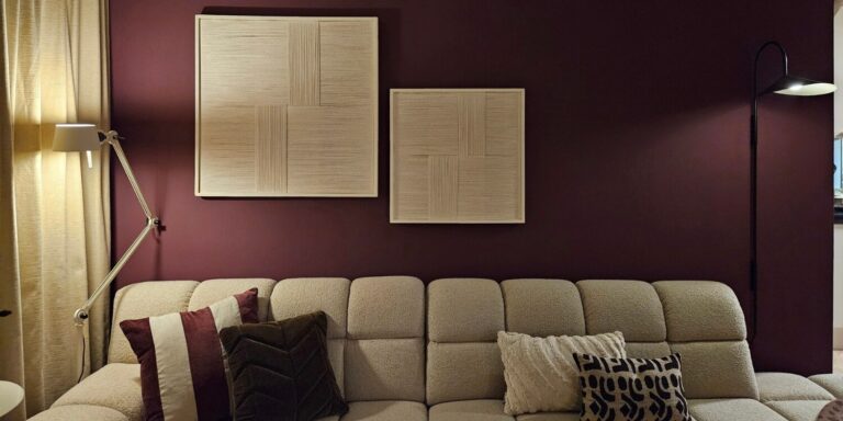 De trendkleur aubergine op de muur