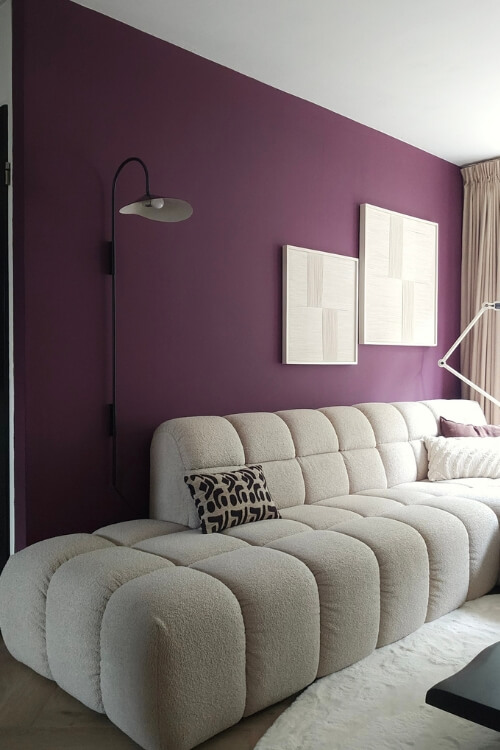 aubergine muur plum pure and original interieurblog woonkamer