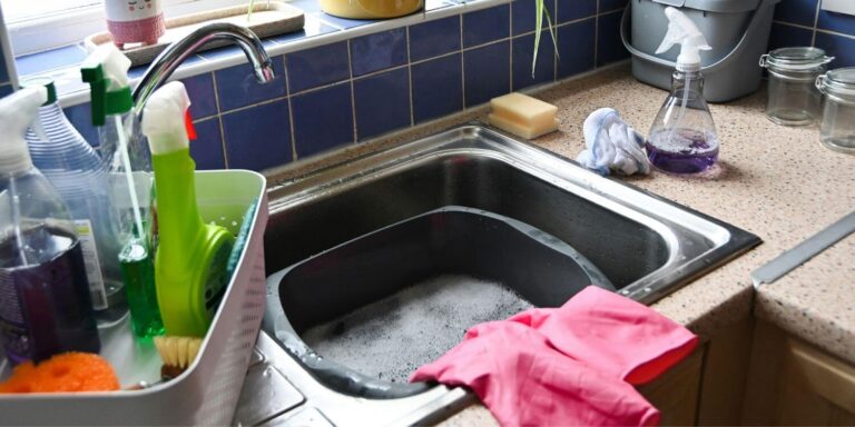 Een verstopte afvoer en andere vervelende klusjes in huis oplossen