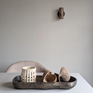 Houten schaal met Luma Glow windlicht en 2 sienna noten