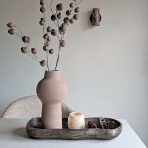 Houten plateau met Sculpt vaas, berry takken en alabaster S