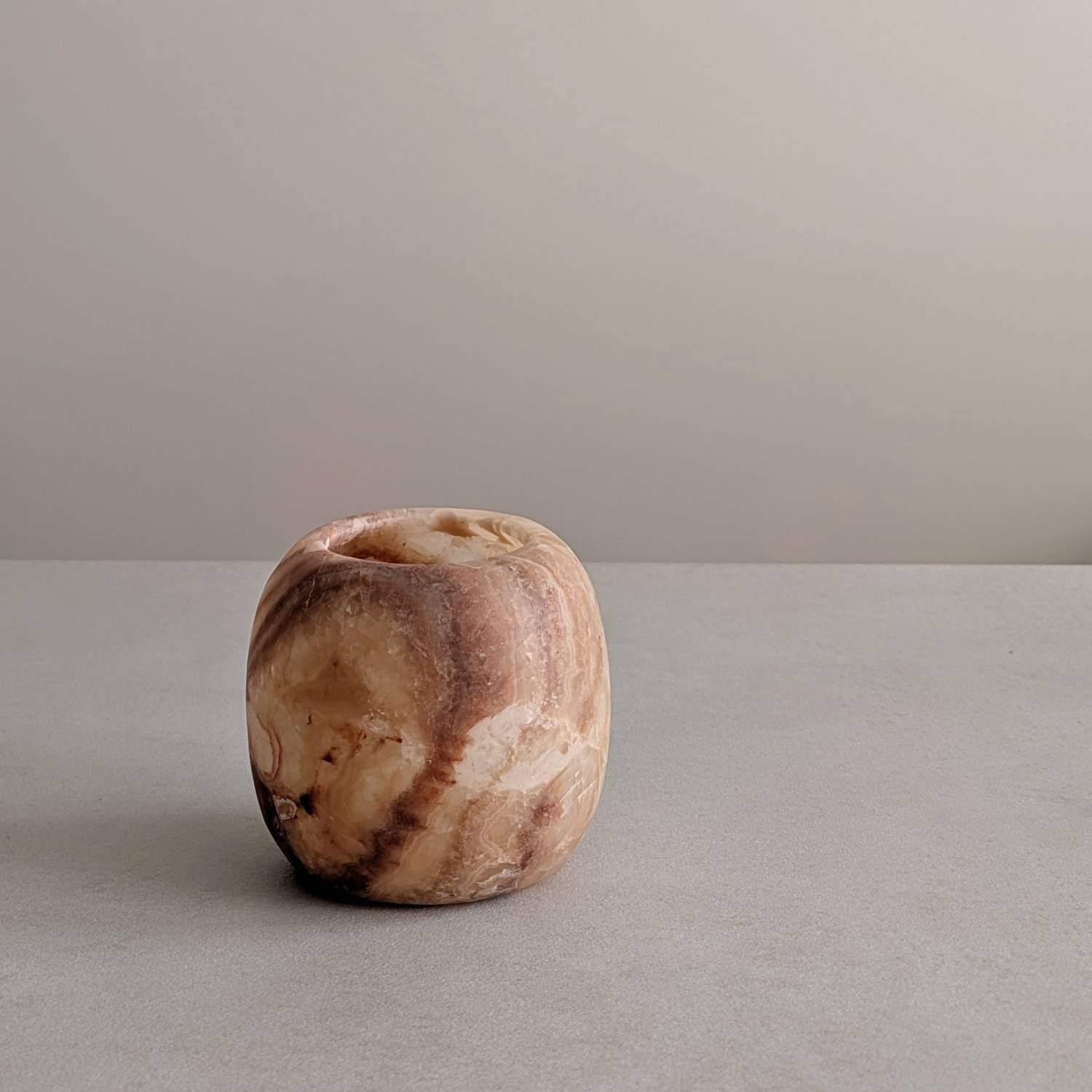 alabaster bruin rond