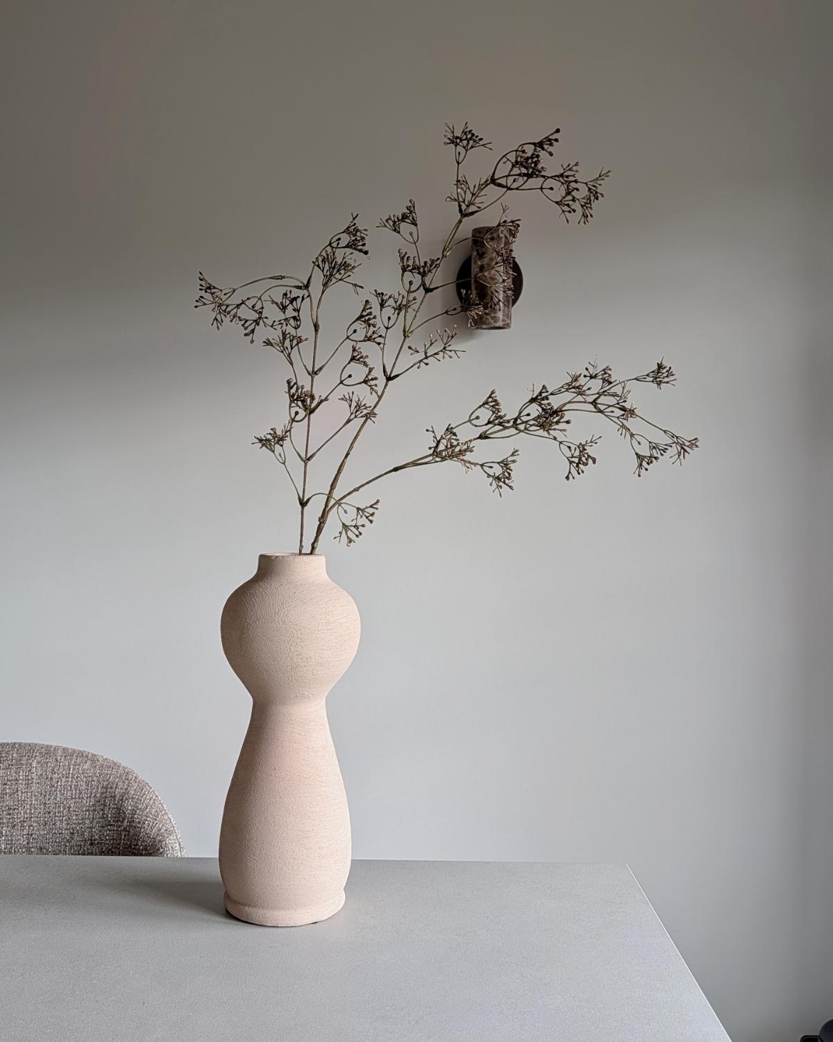 beige vaas met kunsttak