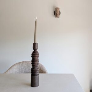 hoge houten bruine kandelaar