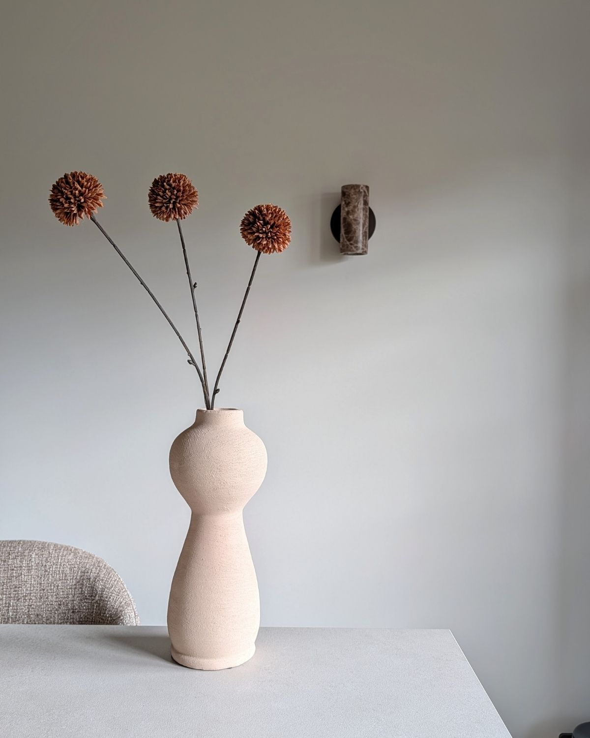 beige vaas met kunsttak