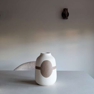 witte vaas met bruine details